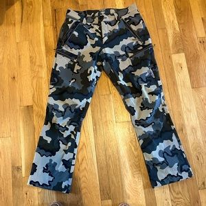 Kuiu Attack Pant. Vias camouflage. Size 36 ( I typically wear 34 x 34)